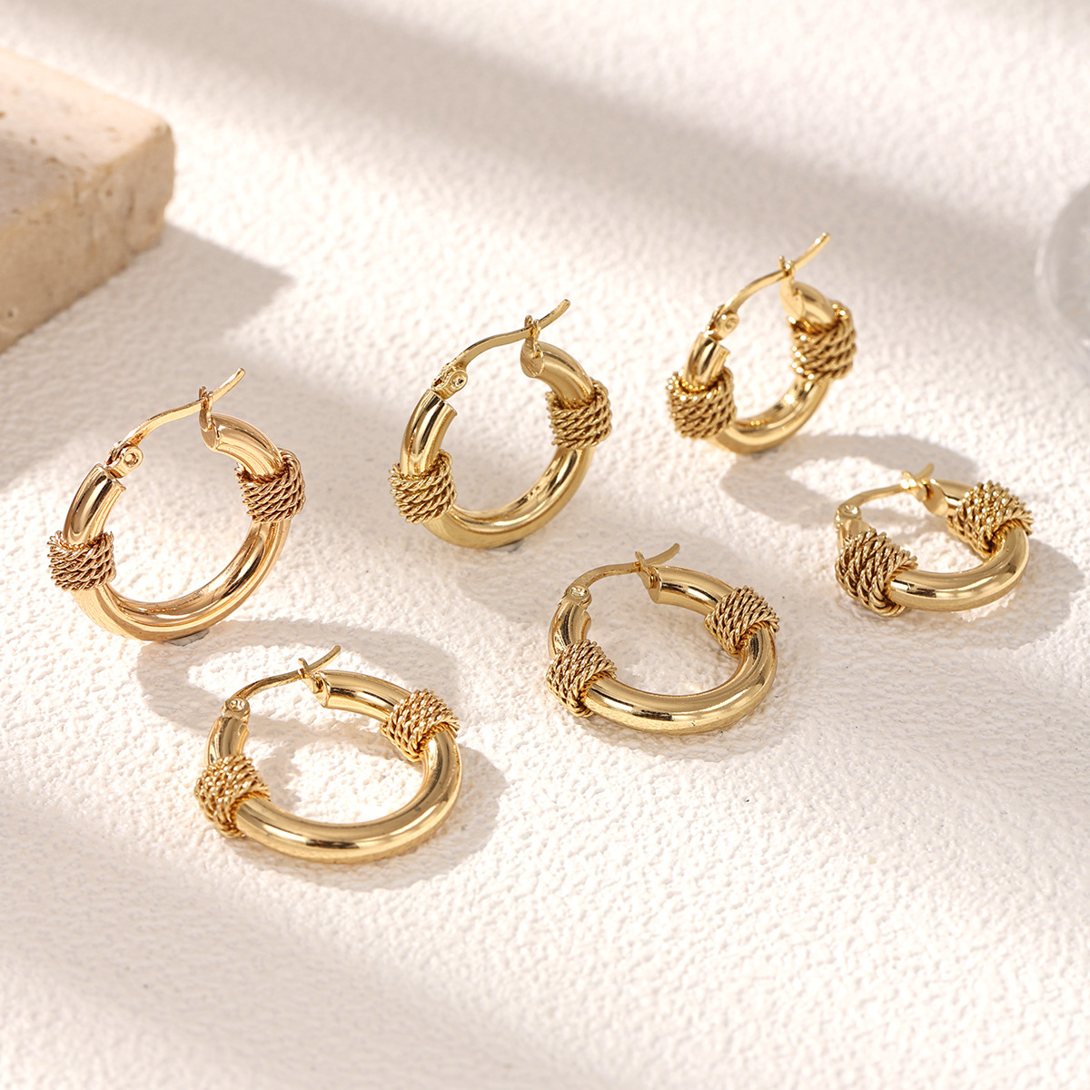 TENA Europa y los Estados Unidos lujosos de acero inoxidable de moda pernos de acero de titanio diseñados pernos de orejas explosivas transfronterizas joyas al por mayor