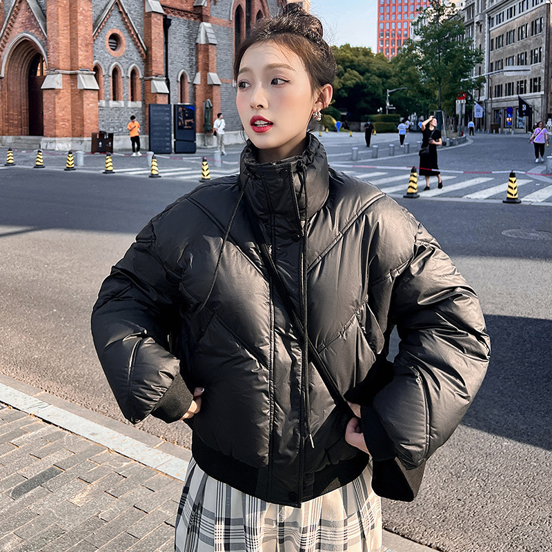 Capa de algodón de pluma corta para mujeres 2025 invierno estilo de diseño de cuello de estilo suelto y grueso chaqueta de pan al por mayor image 6