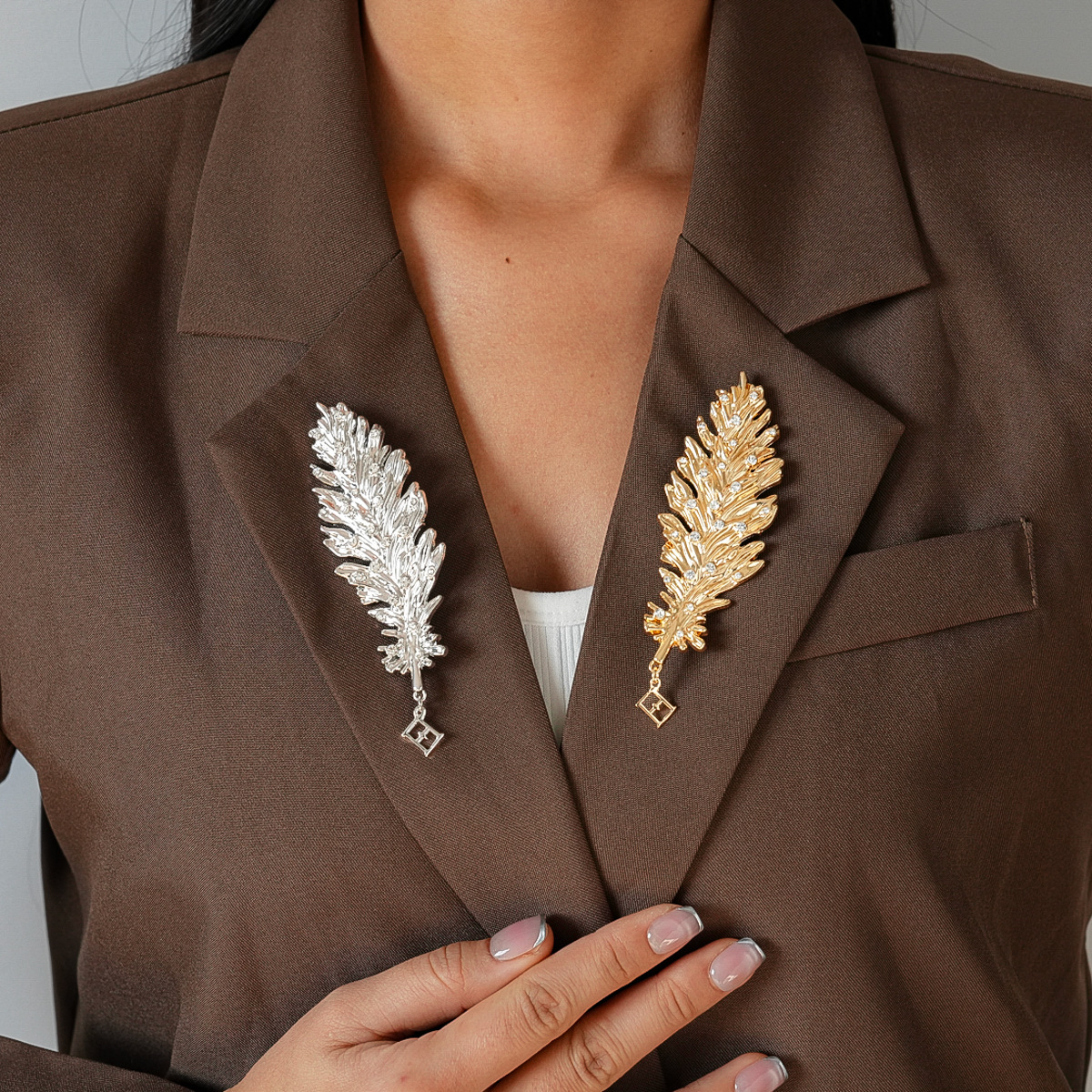 Europa y los Estados Unidos metal fijado diamante hoja pluma broche transfronterizo estilo retro universal pin nicho accesorios de alta calidad