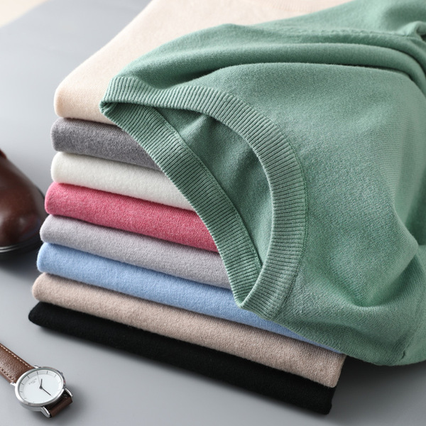 summer thin knitted T-shirt with a round collar for leisure