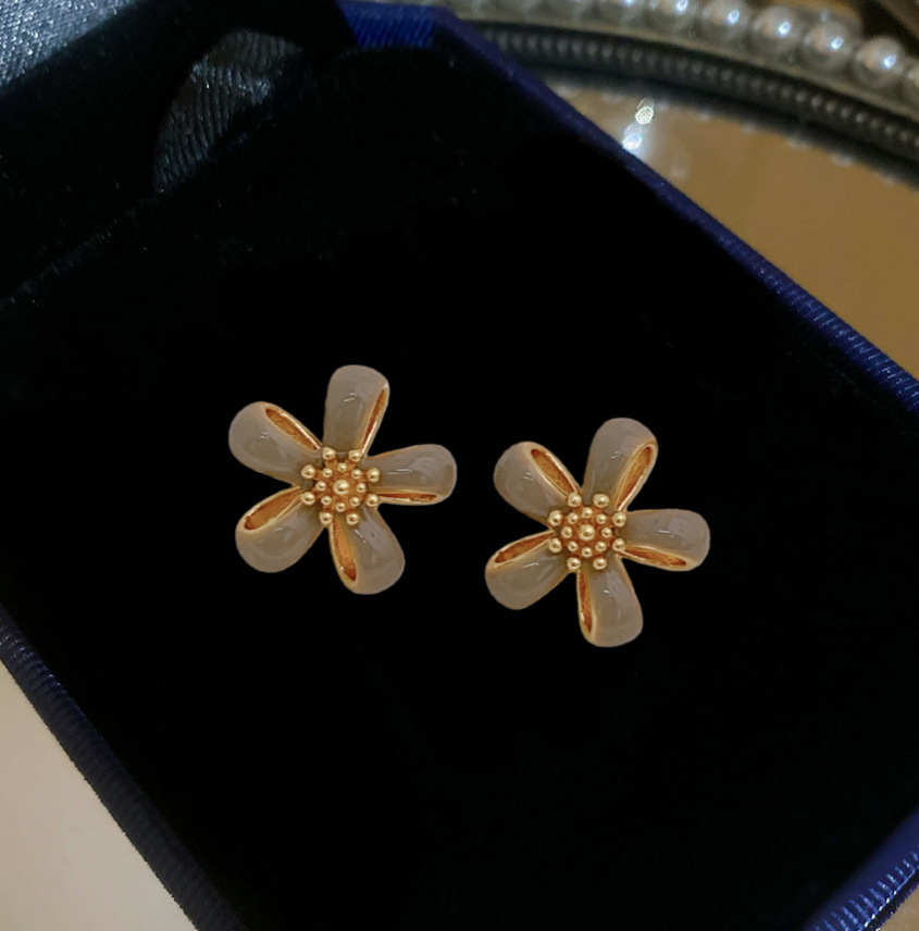 Otoño y invierno nuevos pernos de cinco pétalos de flores dulce aretes elegantes de alta calidad temperamento de moda auriculares al por mayor