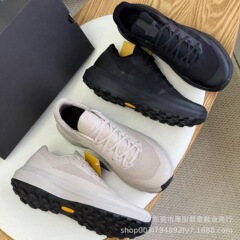 夏のカップルのアウトドアレジャーの野のランニングシューズは低いです。