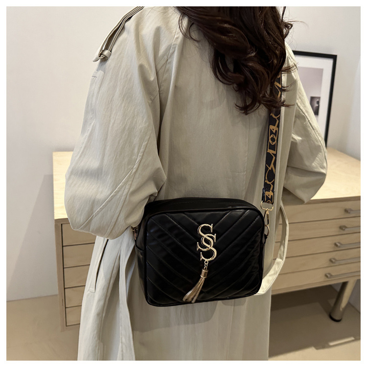 A stylish Korean-style wide shoulder strap small bag for women in the autumn of 2024, a niche design and versatile camera bag, an ins crossbody small square bag undefined