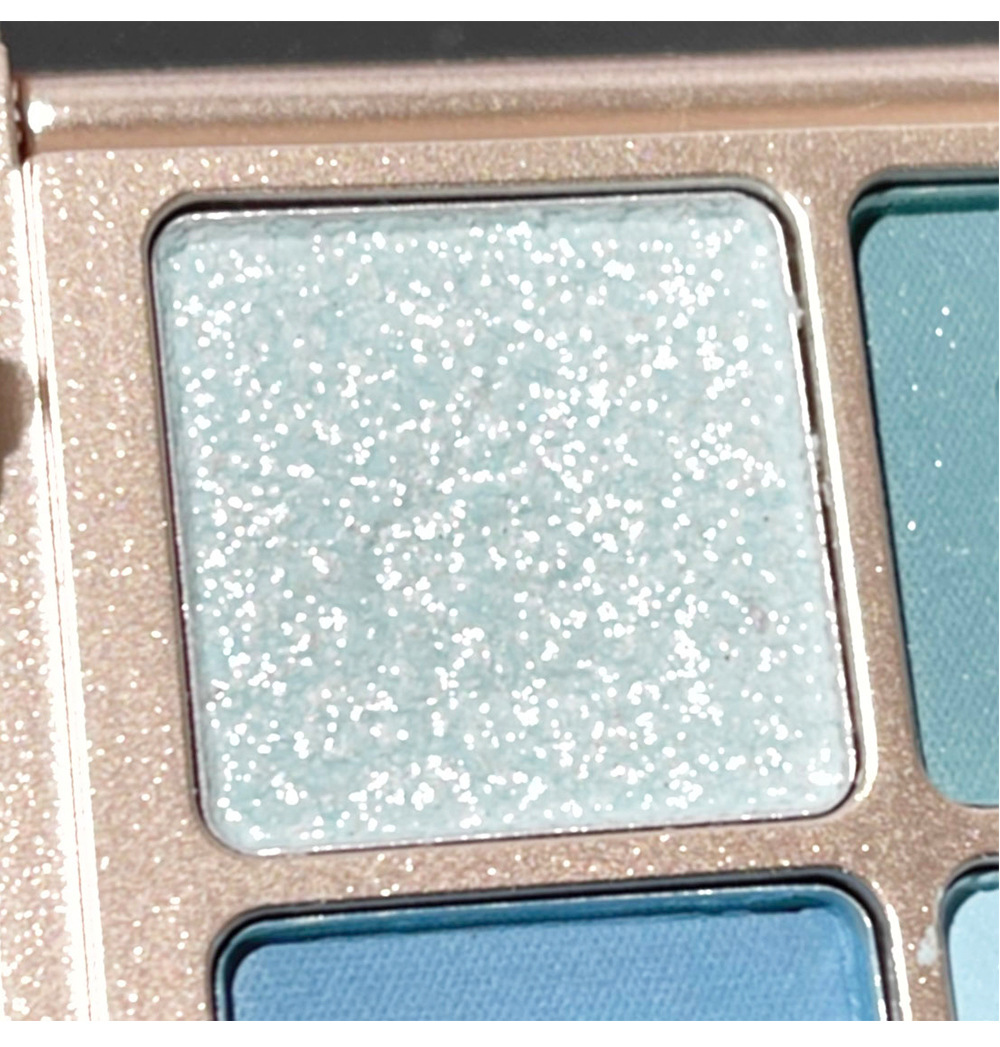 Art Value Little Bear Knight Four-color Eyeshadow powder is fine, smooth and matte. The eyeshadow palette is perfect for nude makeup and daily use undefined