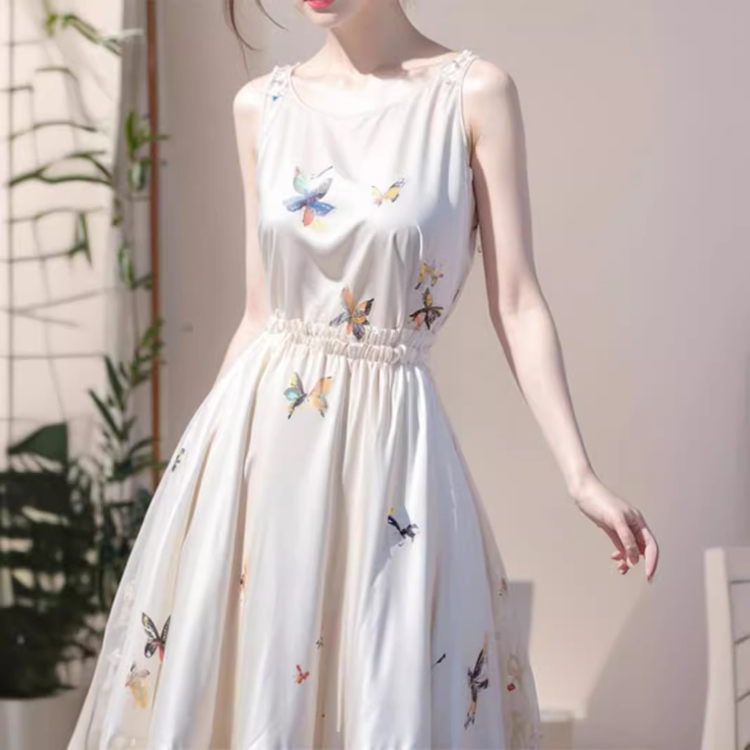 Váy liền hoa nhỏ họa tiết bướm trắng thịnh hành FL240625 – váy hai dây phong cách dân tộc, chít eo tôn dáng mùa hè — váy trắng