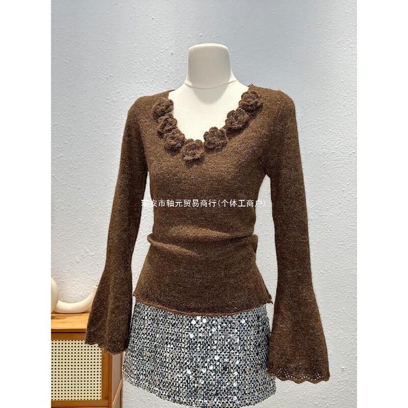Knitted top for women, slim fit, flared sleeves, unique design, niche crochet style, fashionable sweater, V-neck, three-dimensional floral pattern