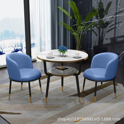 하늘색 가죽 의자 2개와 테이블 1개