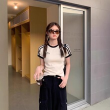 �¿�l�y���������Ů���b�OӋ�����������@�ݰ�ɫ�w��������Ů
