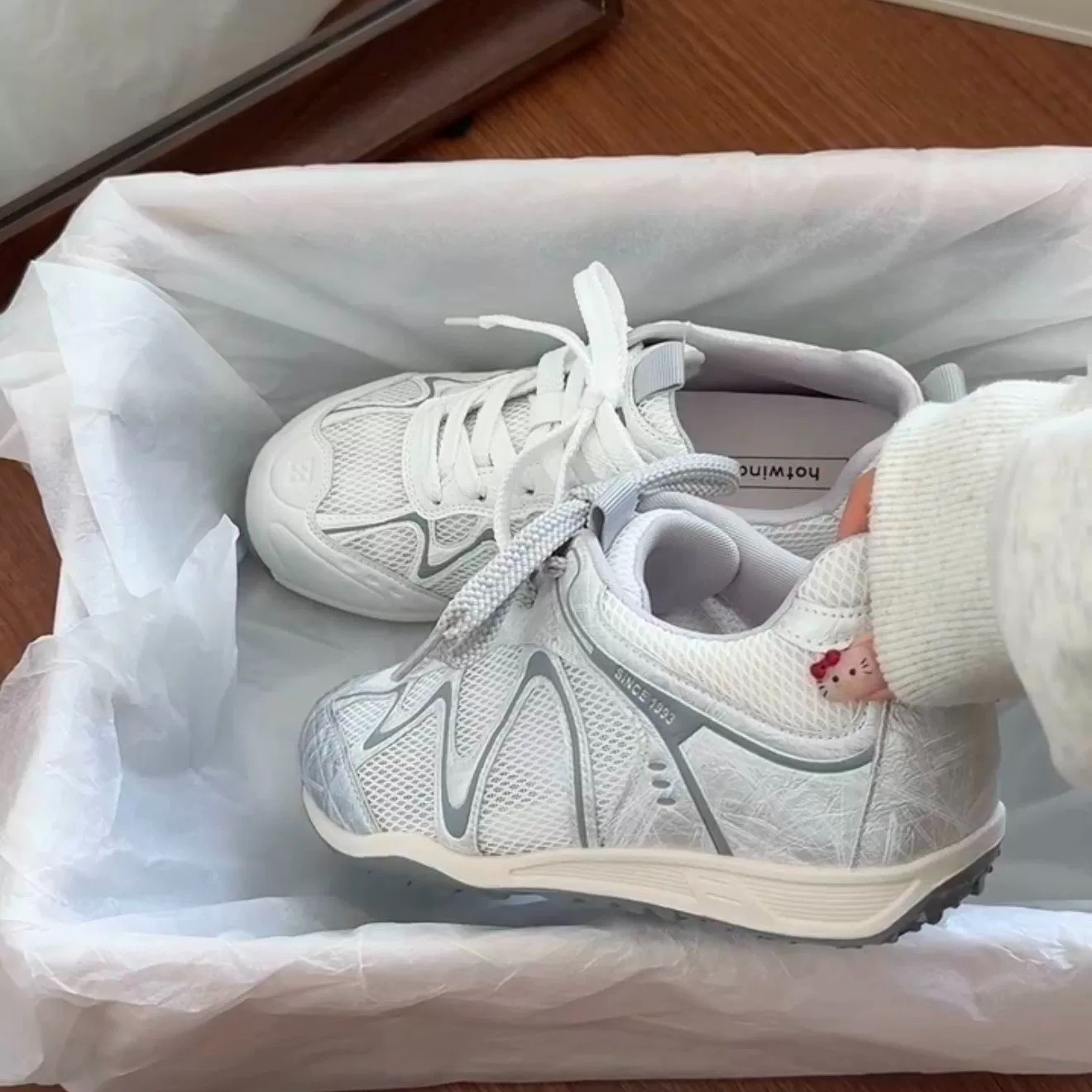 Primavera y verano de 2026 zapatos de entrenamiento de malla plana transpirables diarios zapatos blancos de moda para mujeres