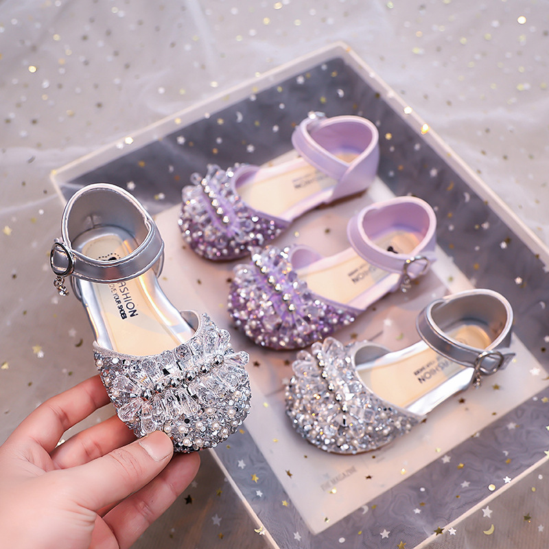 Zapatos de princesa de diamante para niñas 2026 primavera y otoño nuevos zapatos de sandalias de boca superficial zapatos huecos de moda zapatos de cristal para niñas