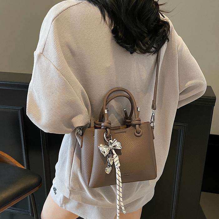 Bolso de mano de estilo explosivo de comercio exterior para mujer 2025 nuevo bolso de hombro casual simple bolso de cubo de sentido avanzado de moda salvaje