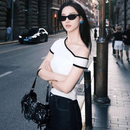 纯欲风露肩白色短袖t恤女2026新款修身独特漂亮初夏斜肩小上衣