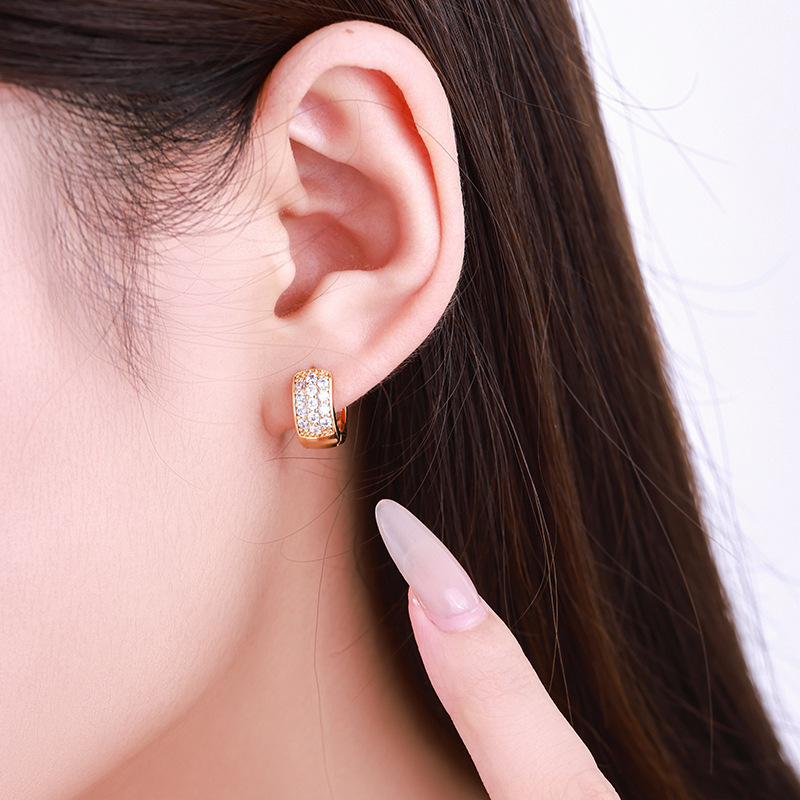 Xuping nuevo estilo transfronterizo ligero lujo aretes de aretes de aretes de aretes incrustados con tres filas de zircon hueco diseño de aretes personalizados
