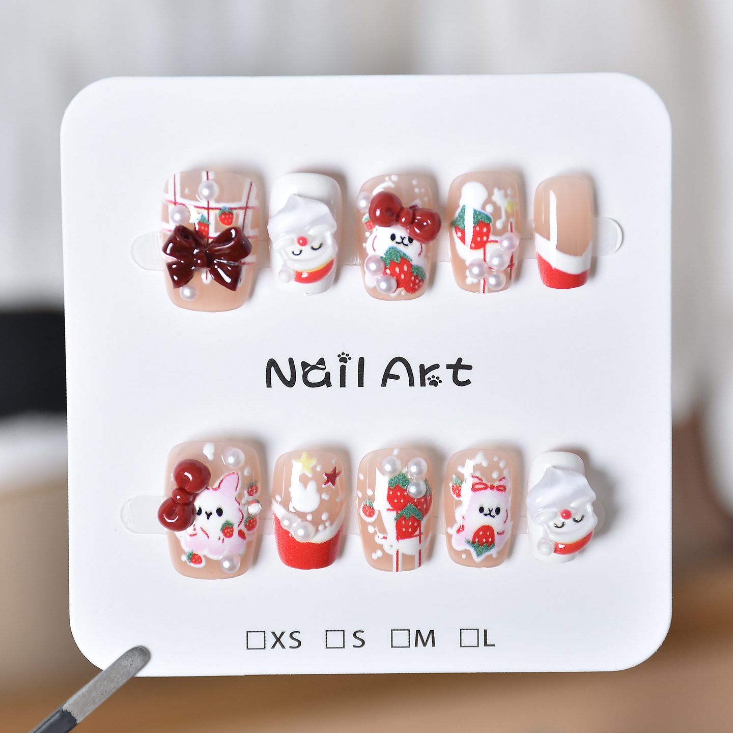 Papá Noel estereoscópico encantador usaba un arco blanco rojo de manicure, productos terminados de manicure desmontables cortos