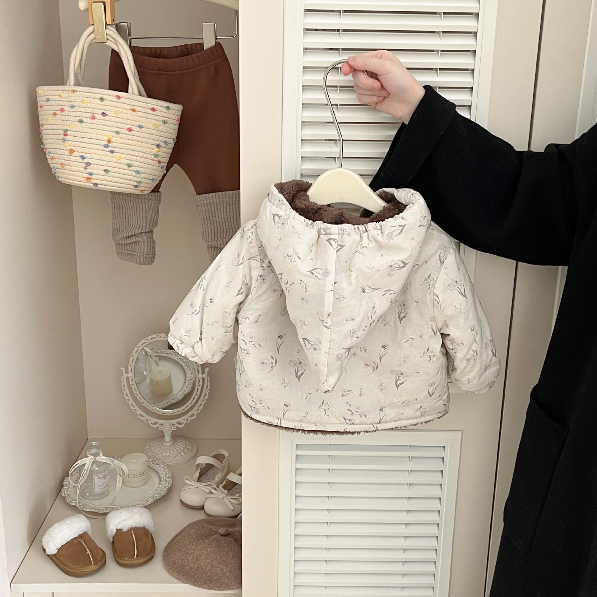 Invierno de bebés femeninos abrigo de algodón 2025 nuevo estilo para niños sombrero de aire extranjero y ropa de algodón de lana chaqueta de algodón caliente para bebés