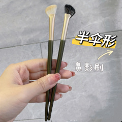 滄州半扇形鼻影ブラシ化粧ブラシ鎌形斜頭小扇形影鼻梁装飾高ハレーションブラシ
