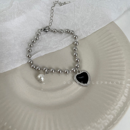 Black Love Pearl Metal Bracelet Women's Ins Niche Design Hand Accessories Light Luxury Cold Style Sweet and Cool Accessories