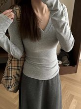 浅灰色v领正肩长袖t恤女小众复古chic显瘦掐腰春季新款打底衫内搭