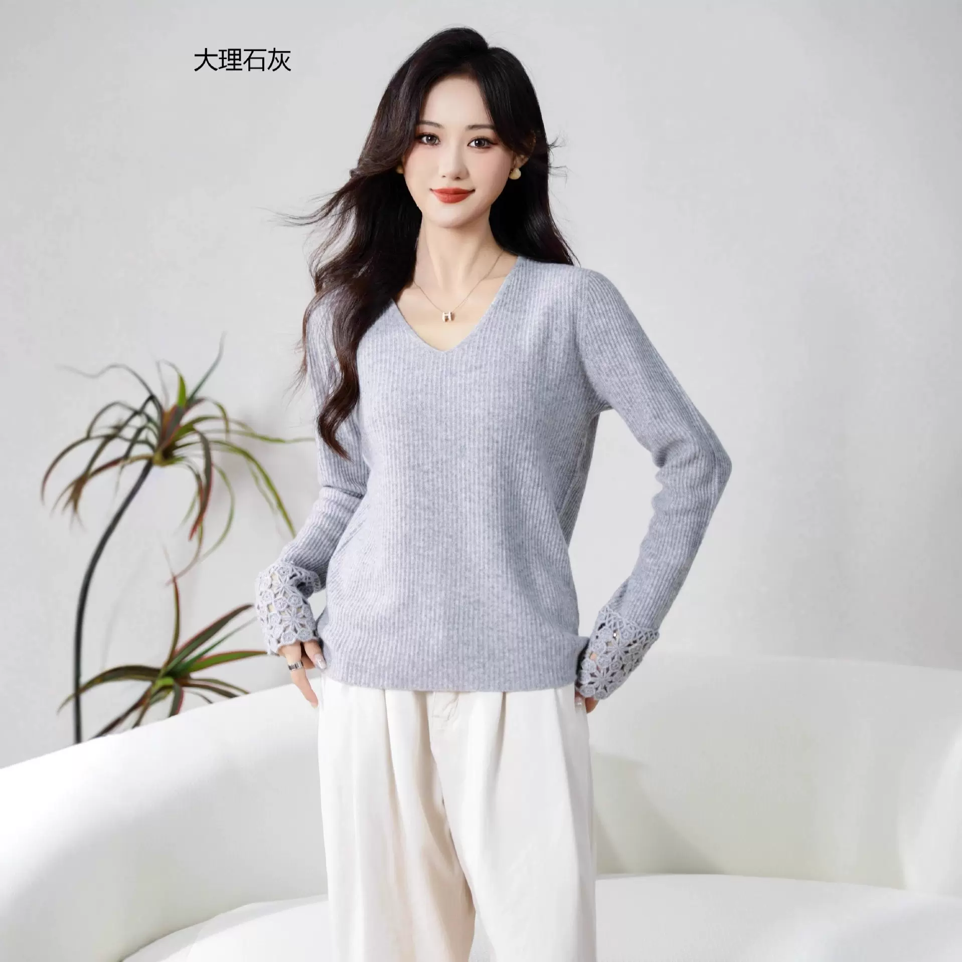 2025秋季新款女士V领套衫双袖绣花10羊绒经典针织工艺法式通勤设