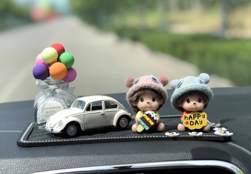 Cute car decoration car perfume ornaments creative personality Mengqiqi center console car interior supplies balloon women