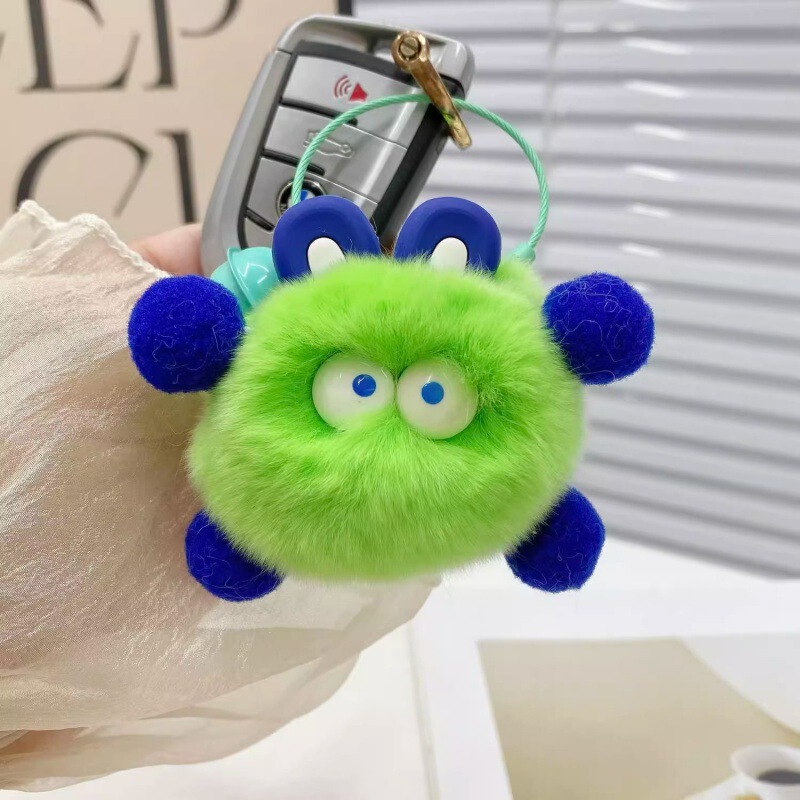 かわいい小さい石炭のボールはかばんの醜いものを包みます。|undefined
