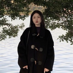 牛の角のボタンのラシャのコートの女性の小さい子の2023新型の秋冬の赫本風の高級感は毛のコートを厚くします。