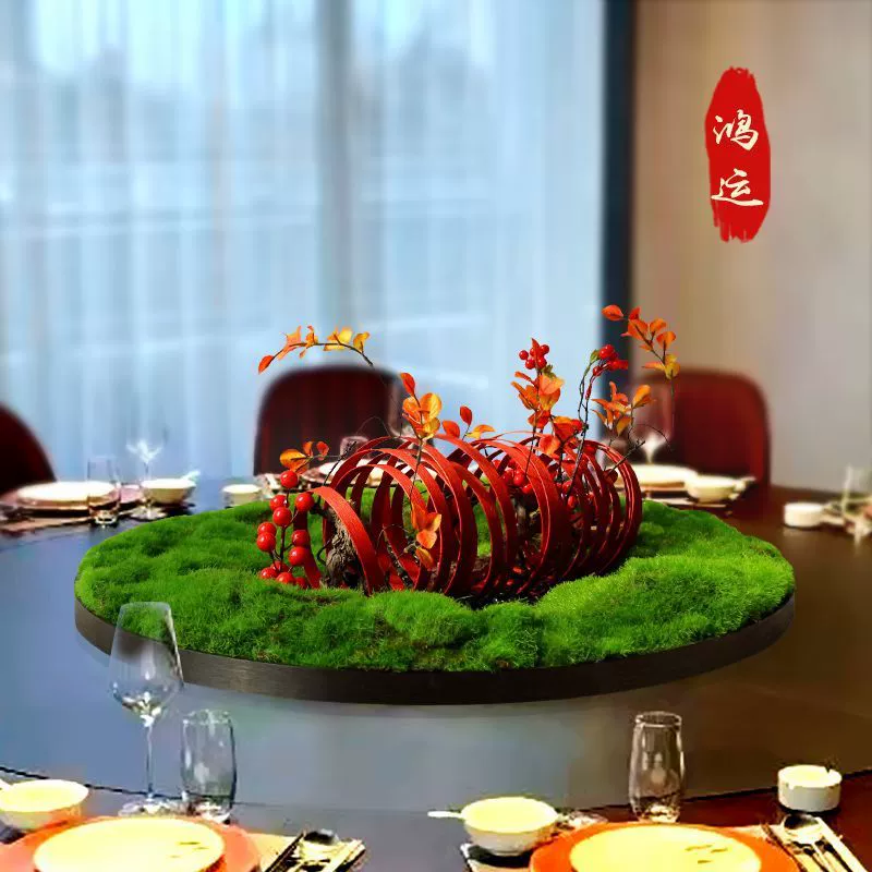 В центре поворотного стола обеденного стола украшены цветами. Высококлассный гостиничный ящик, круглый стол, искусственные цветочные украшения, микропейзажные атмосферные украшения