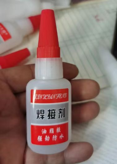 メーカーが発振音網の赤油性溶接剤を卸売りして、強力な万能接着剤で靴の陶磁器の金属のプラスチックなどを補います。|undefined