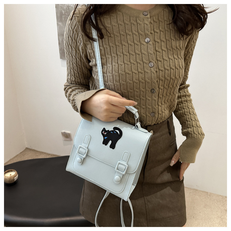 This is a new retro commuting backpack for the autumn of 2024, featuring a casual color contrast and a niche design. It is a small square single-shoulder hand-carry bag undefined