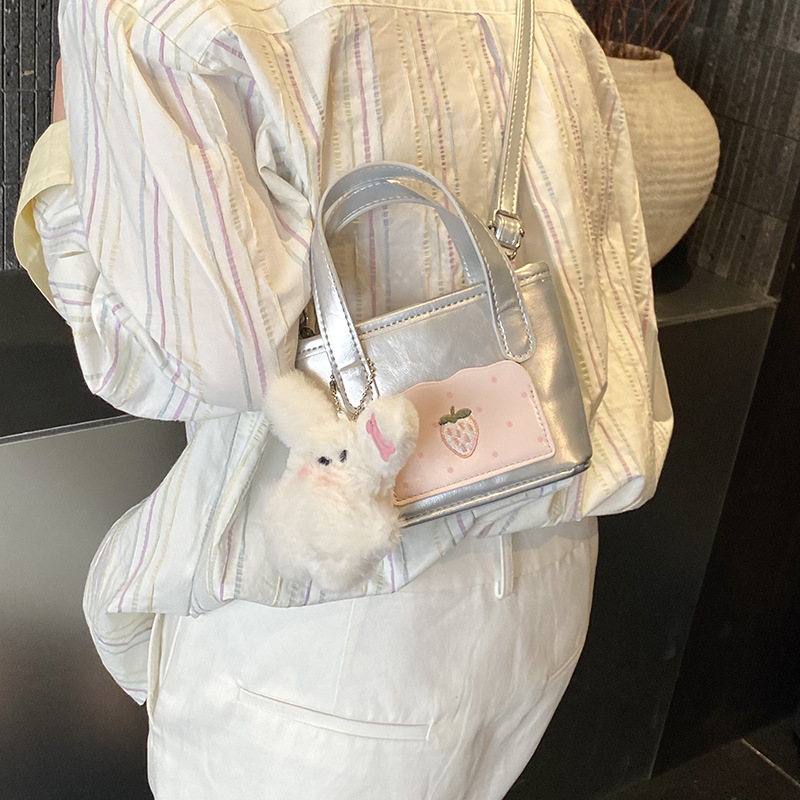 Bonita cesta de fresa pequeña bolsa de dibujos animados perros colgantes bolsas de hombro para hombres y mujeres nuevos accesorios para niños bolsas de moda coreana