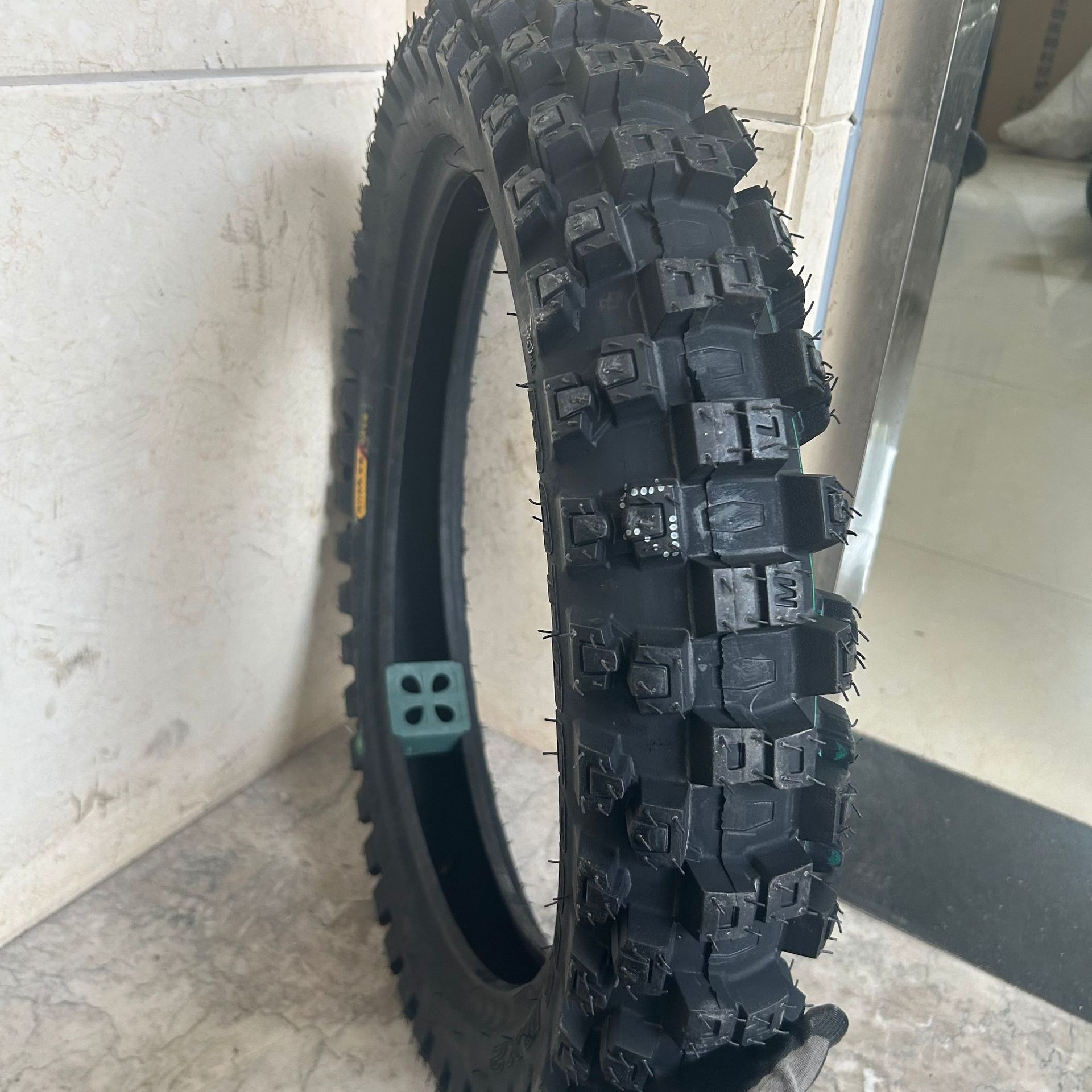 工厂批发销售 摩托车胎尼龙胎真空胎110/90-18