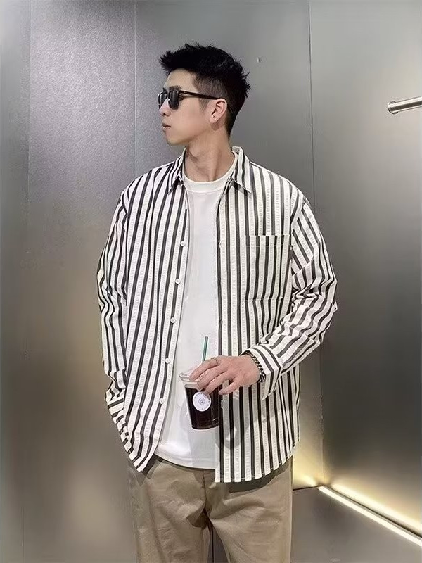 Camisa de manga larga con costuras a rayas verdes de estilo cocido ligero para hombre