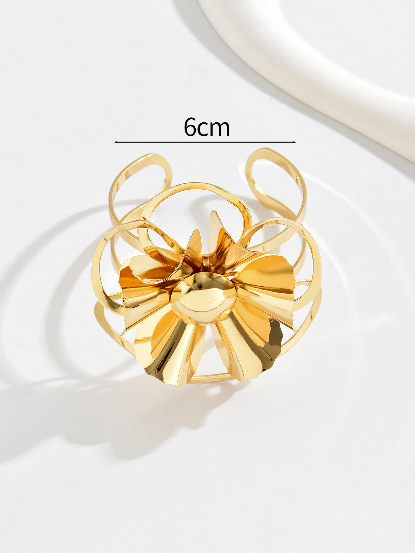 Women's Gender Plating Design Retro Flower Alloy Wholesale Bangle