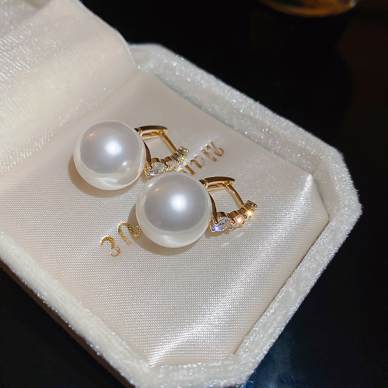 Aguja de plata pendientes de perlas de agua dulce verdadero oro galvanoplastia moda todo partido nicho de lujo de alta calidad pendientes de fábrica al por mayor