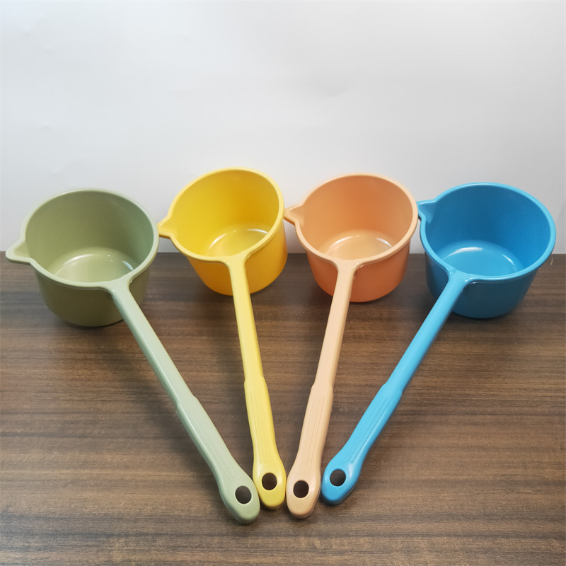 Cucharón de agua de plástico transparente, para cocina, baño de bebé y lavar arroz, venta al por mayor para tiendas de 2 euros.