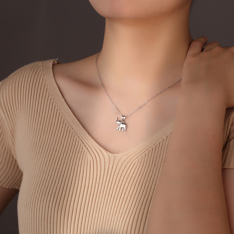 Collar con Colgante de Elefante de Plata de Ley 925, Estilo Europeo y Americano, para Mujer, Cadena de Clavícula Ligera y Lujosa para el Verano, Cadena de Suéter de Alta Gama con Elefante Pequeño
