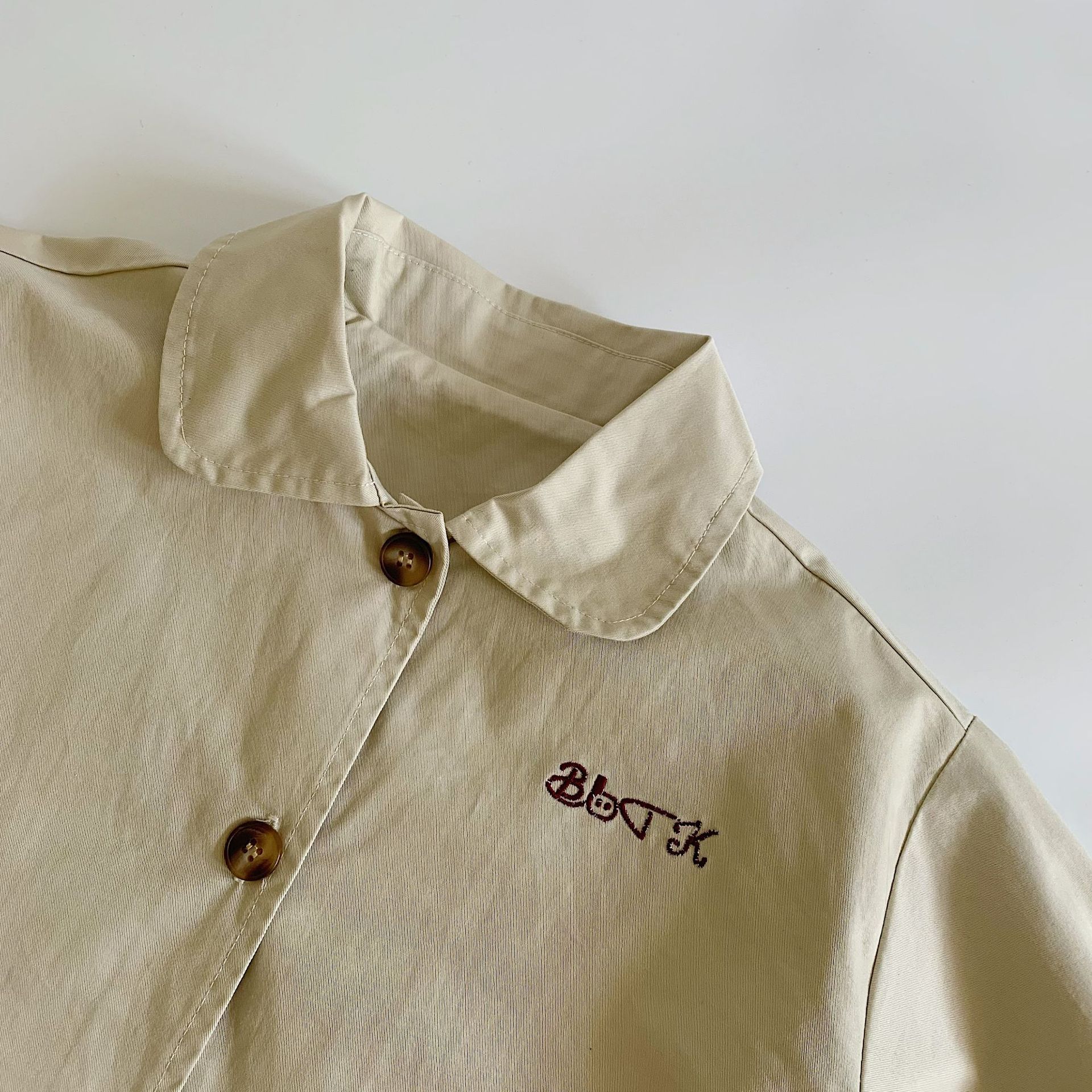 Mai Bao chaqueta infantil 2025 primavera nuevos productos sueltos versátiles letras bordadas de color sólido niños de algodón cardigan de moda