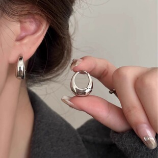 Golden water drop plain hoop earrings for women 2023 autumn and winter trend simple niche design earrings cold style earrings