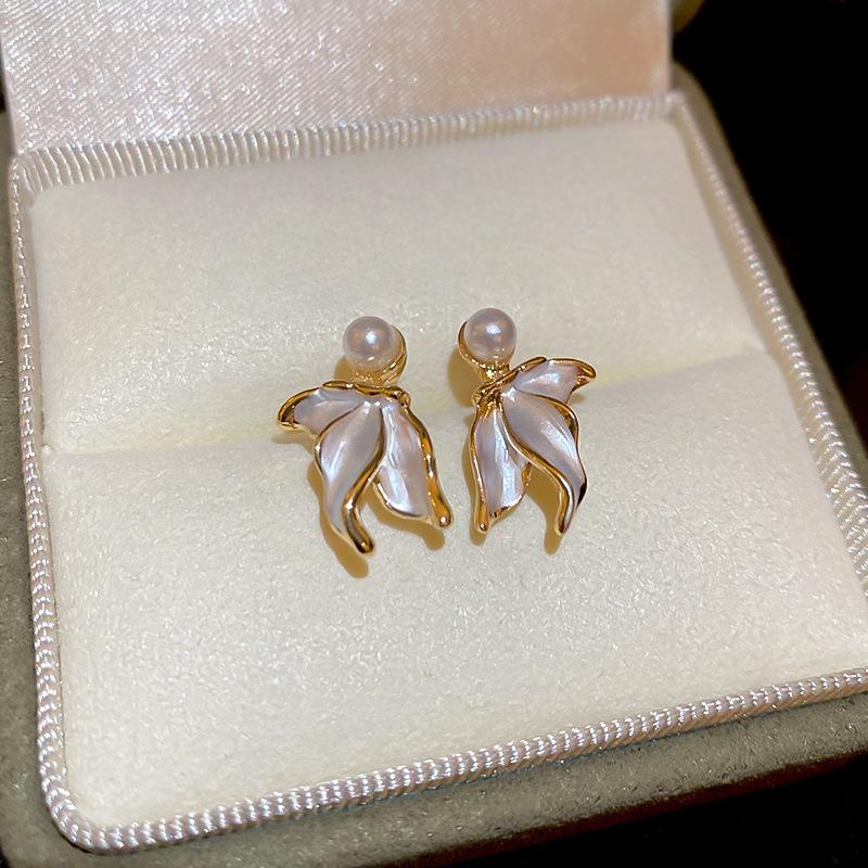 Oro real electrochapado aguja de plata gota aceite perla flor pendientes blanco simple del todo-fósforo pendientes de lujo ligero de moda