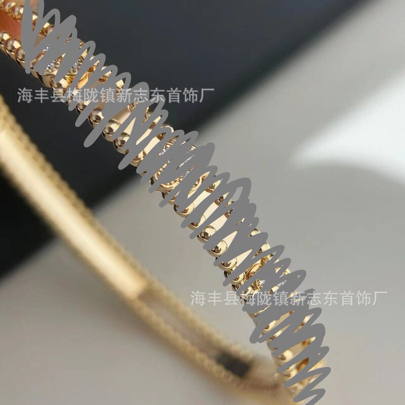 Classic Narrow Kaleidoscope Bracelet Thickly Plated with 18K Gold and Diamond Four-Leaf Clover Bracelet Exquisite Hand Jewelry as a Gift for Your Girlfriend Classic Narrow Kaleidoscope Bracelet Thickly Plated with 18K Gold and Diamond Four-Leaf Clover Bracelet Exquisite Hand Jewelry as a Gift for Your Girlfriend