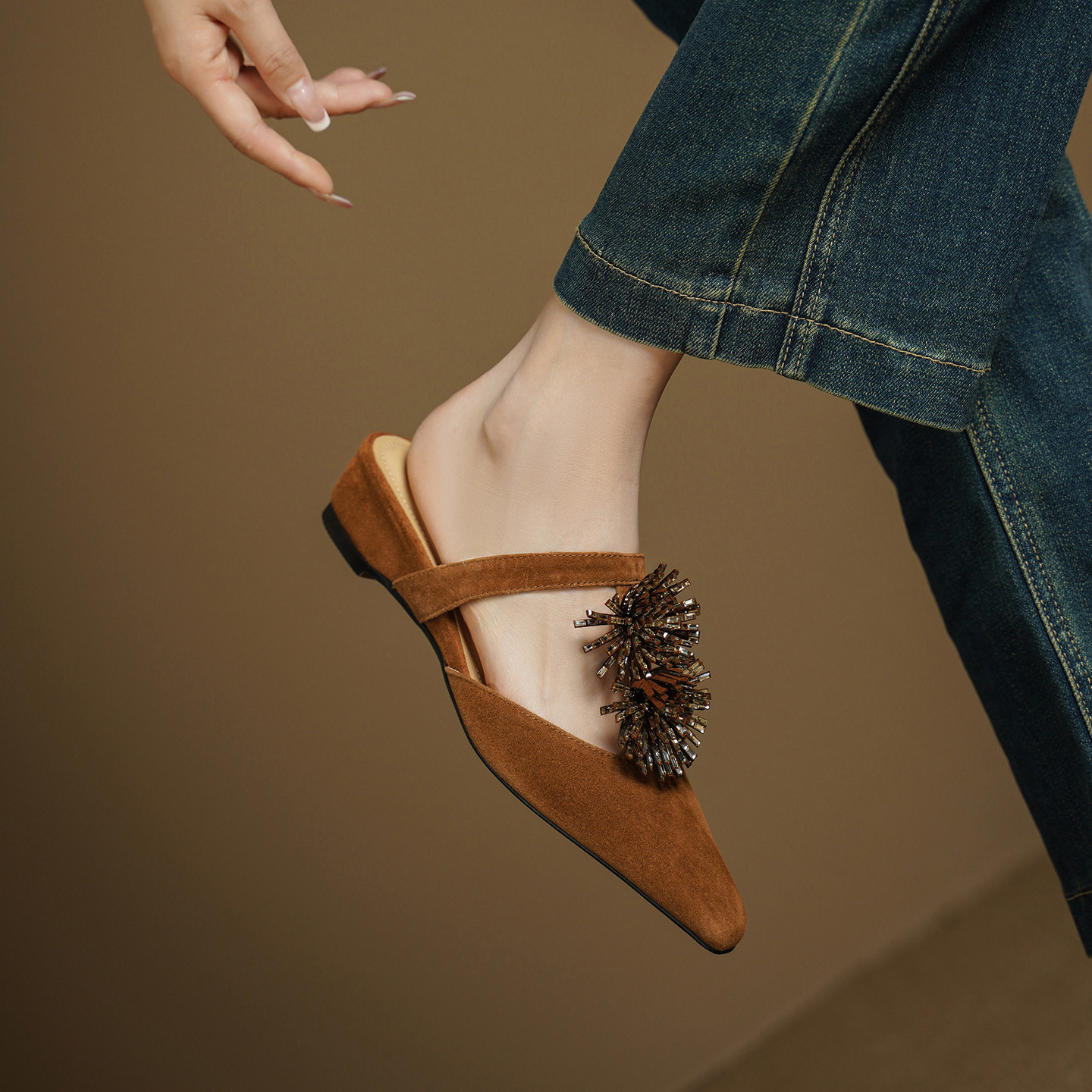 Dép sandal nữ xỏ ngón đế bệt mũi nhọn đính đá pháo hoa họa tiết hoa — Màu caramel cừu lật chi tiết 5