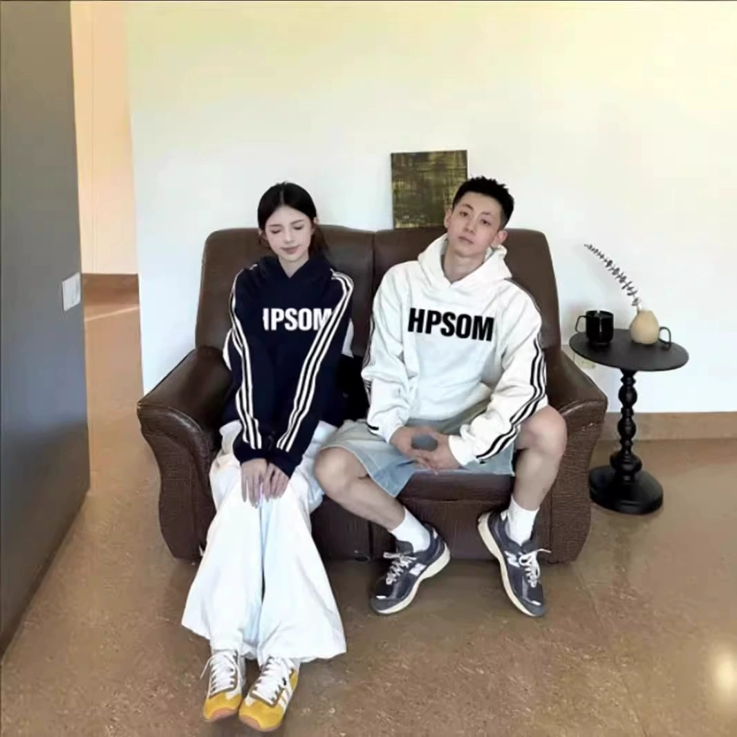 Маленькие пары одеваются с высоким качеством, но не с красными шляпами