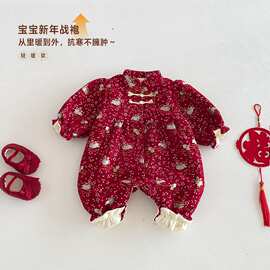 婴儿小兔拜年服2025新款冬季宝宝复古盘扣爬服新生儿加绒连体衣潮