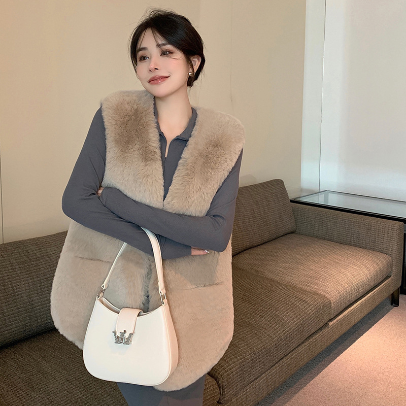 实拍秋冬新款环保濑兔毛坎肩背心皮马甲女年轻中长款仿毛毛外套