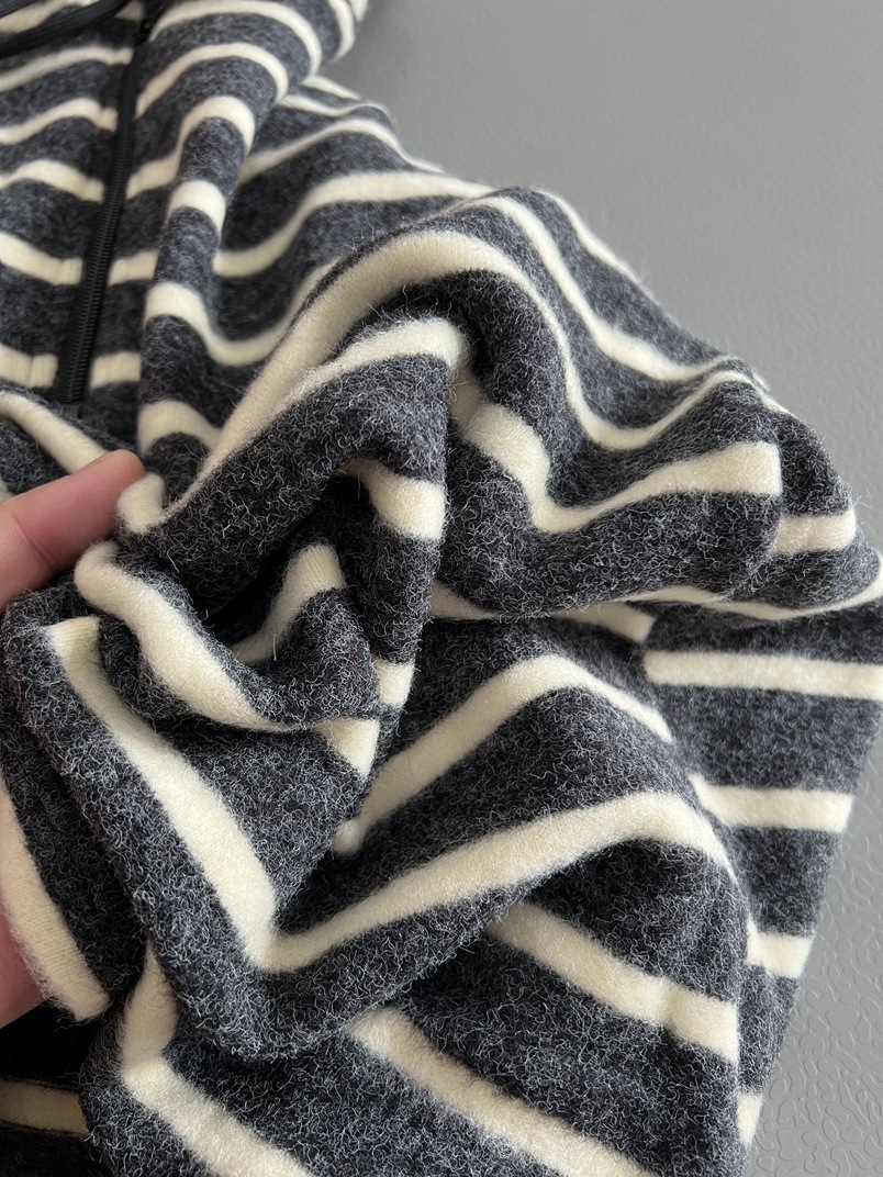 鶏を炒めるのは優しくて、ウサギのぬいぐるみの半ファスナーのストライプの帽子のシャツを着るのがとてもいいです。