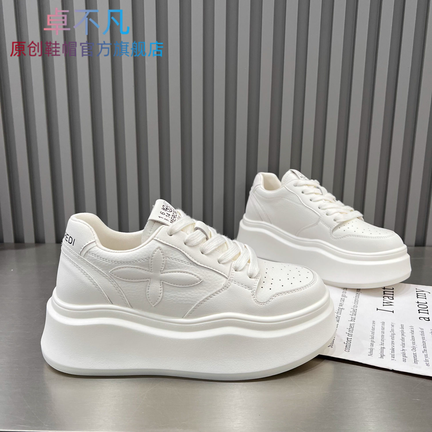 Muffin de fondo grueso zapatos blancos zapatos de skate cruzados para mujeres 2024 primavera nuevo nicho de diseño de popularidad en línea zapatillas deportivas casuales