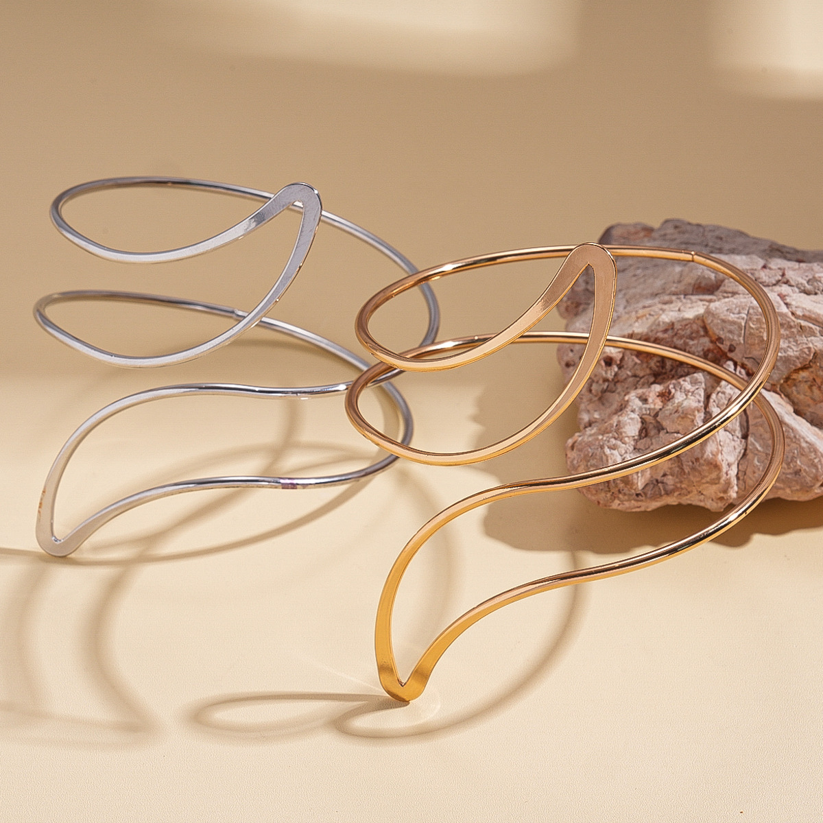 Europa y los Estados Unidos metal línea irregular de hoja hueco brazalete de apertura nicho transfronterizo de alta sensación joyería para mujeres image 3