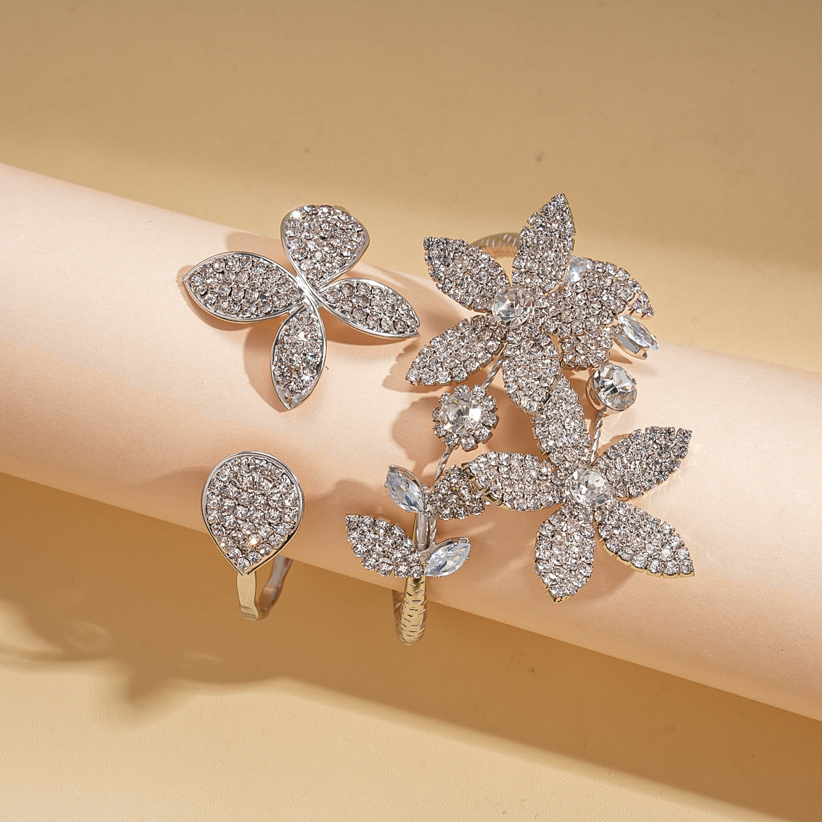 Europa y los Estados Unidos diamantes transfronterizos flores irregulares brazalete de apertura personalidad fría pulsera de viento ligera lujosa alta sensación de joyería para mujeres