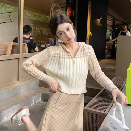 Hooded contrast color Korean version twist zipper knitted early spring coat cardigan women's new slim short top trend