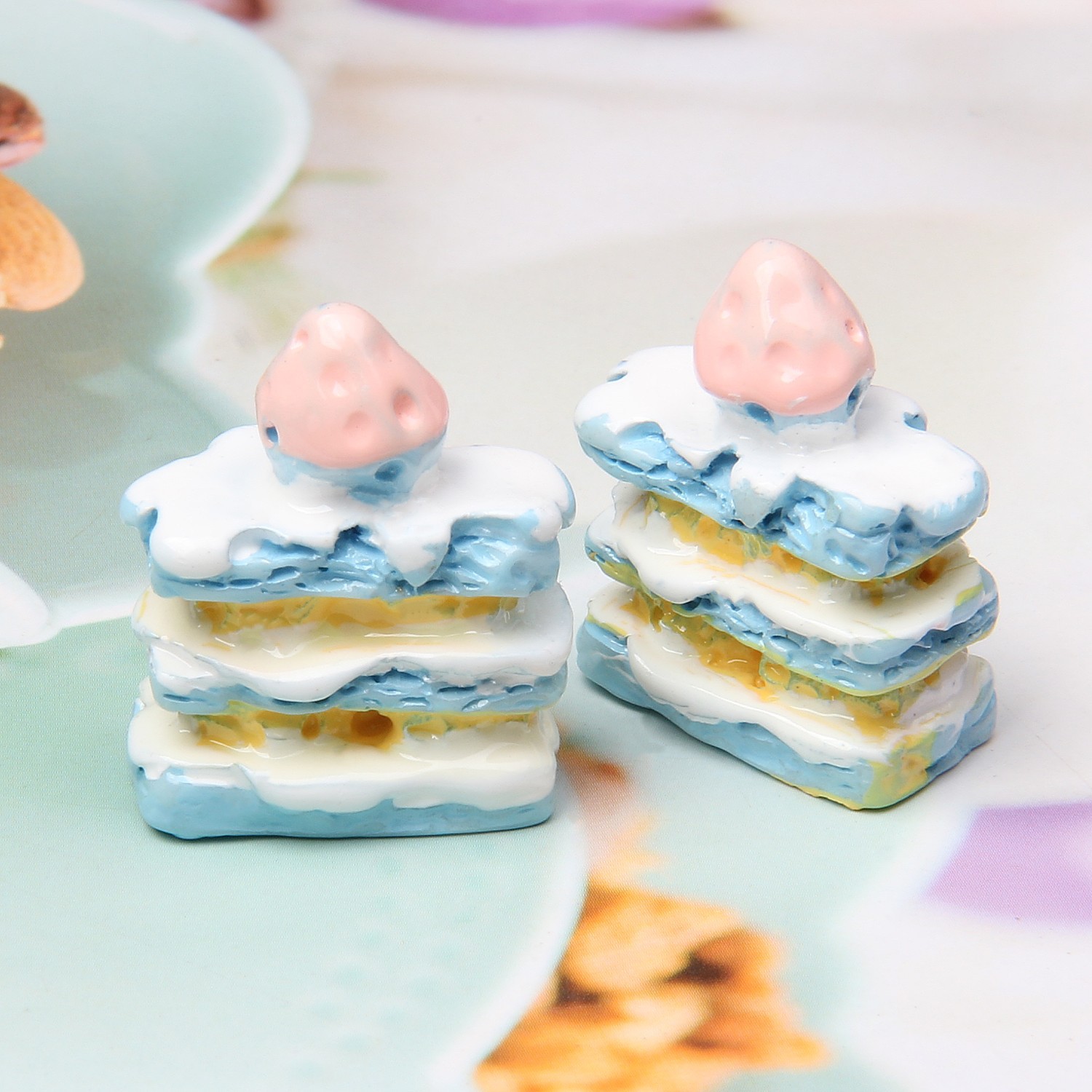 Resina Napoleón Strawberry Cake Food Play Wholesale Dessert House Adornos Food Play Diy Pendientes de gel de crema Accesorios